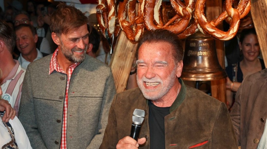 Schwarzenegger vyrazil na lyžařské závody. Fotil se s fotbalovými ikonami