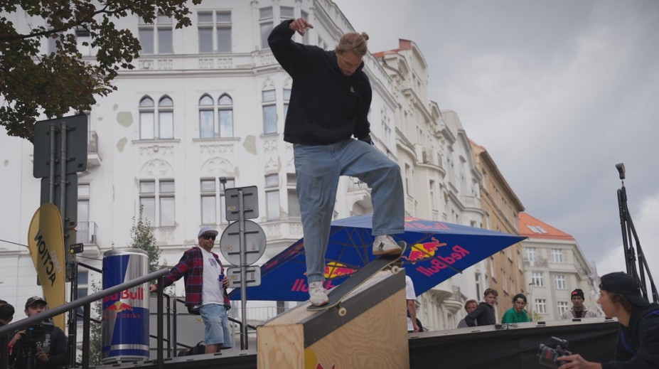 Šílenci na skateboardu pobláznili Prahu. Ve Vršovicích se sešla světová smetánka