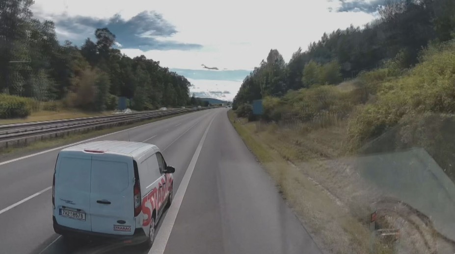 Na D5 vybržďovala dodávka Strabagu kamion. Řidič pak ukazoval vulgární gesta