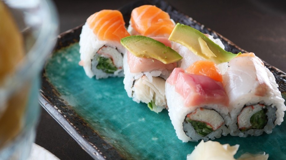 Masivní otrava v sushi restauraci. Onemocnělo sto lidí