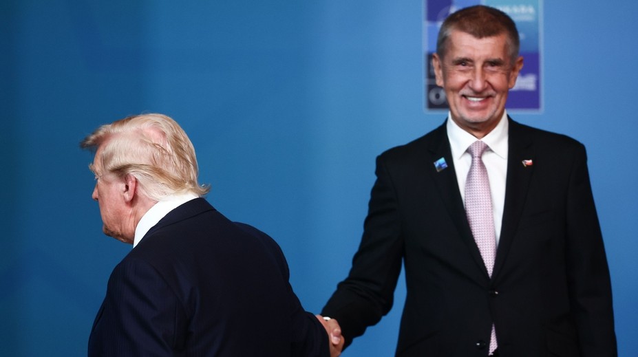 VIDEO: Trump si přišel potřást rukou s Babišem. Český premiér zářil štěstím