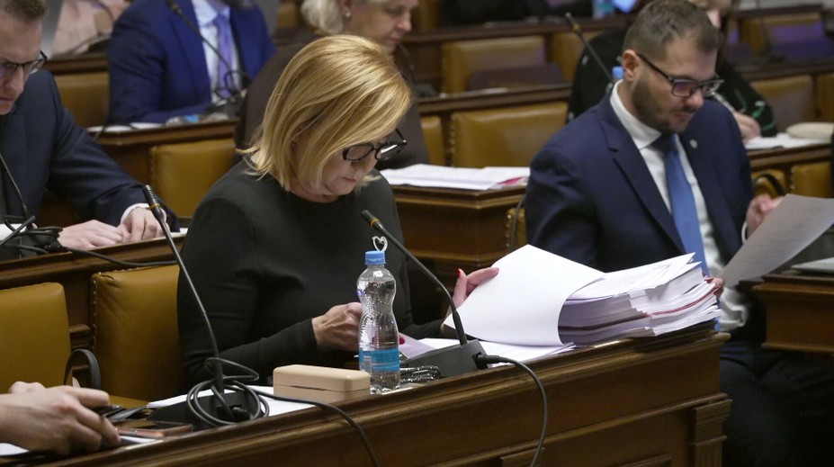 Vládní strany slibovaly snížení dluhu. Místo toho má dál růst