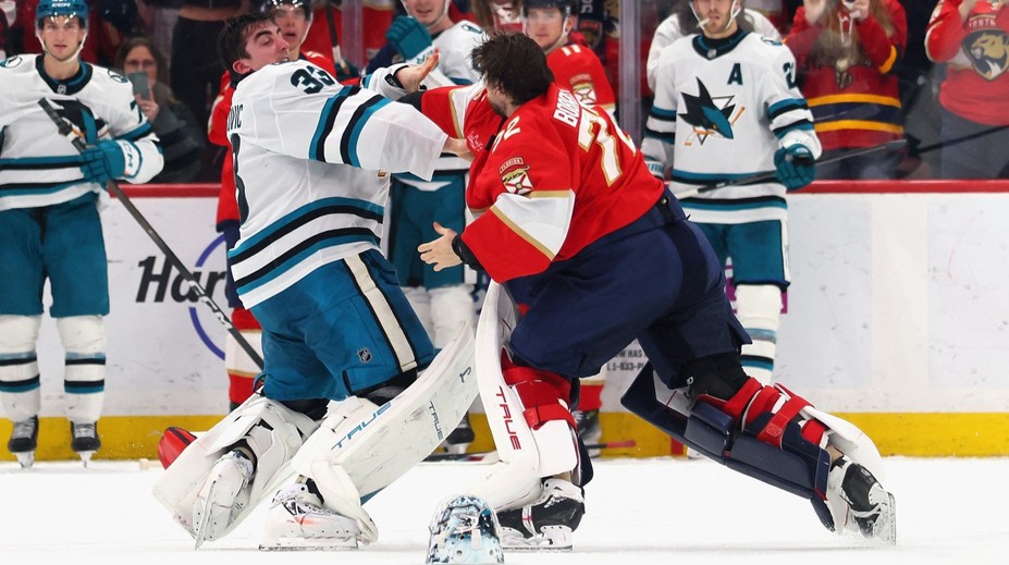 Blázinec v NHL. Brankářská bitka zvedla fanoušky ze sedadel, šíleli i spoluhráči