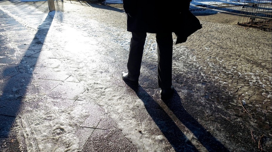 Padající sníh ze střech i kluzké chodníky. Experti řekli, kdo je za škody odpovědný