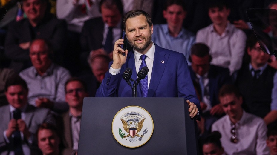 Ponížení J. D. Vance: Trump ho ztrapnil před davem tisíců lidí