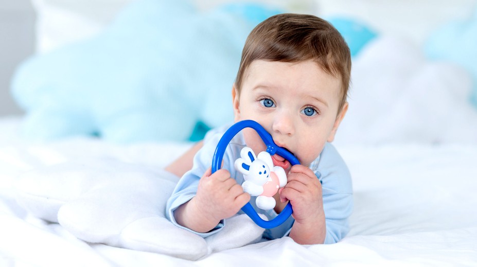 Batole spolklo skleněnou ampuli. Cesta do nemocnice se zkomplikovala