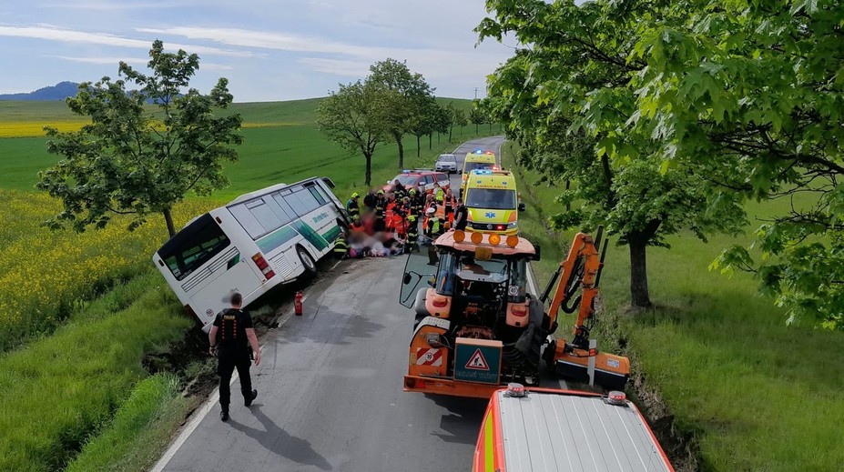 Autobus plný žáků cestou na plavání havaroval. Na místě jsou zraněné děti