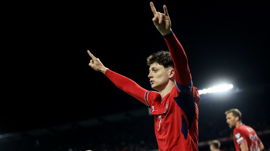 Krejčí jako Rosický. Kapitán reprezentace slavil gól ikonickým gestem