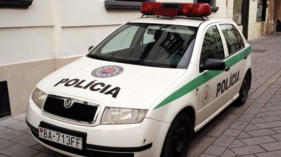 Šok na Slovensku. Matka držela dítě z balkonu za nohu a hrozila, že ho pustí