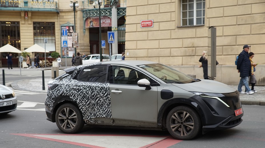 Po Praze se prohání podivné testovací muly. Můžou být předzvěstí velkých novinek Nissanu