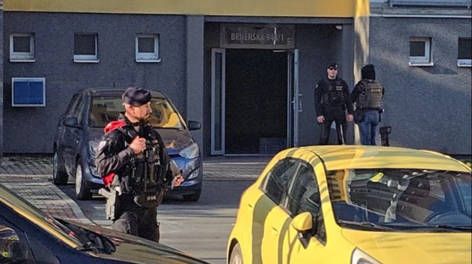 Cảnh sát nhanh chóng đến căn hộ tại Plzeň. Bên trong, họ phát hiện hai thi thể