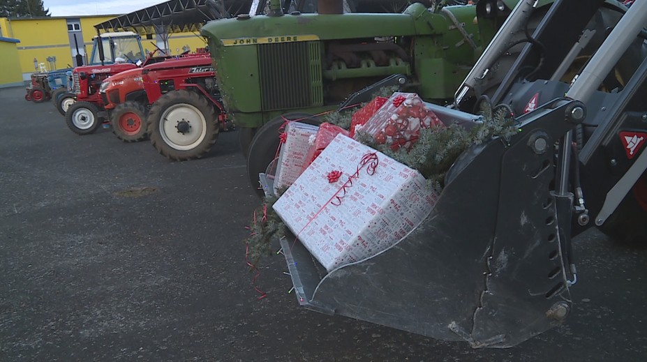 Advent v Čáslavi. Zemědělské muzeum vánočně vyzdobilo 13 traktorů