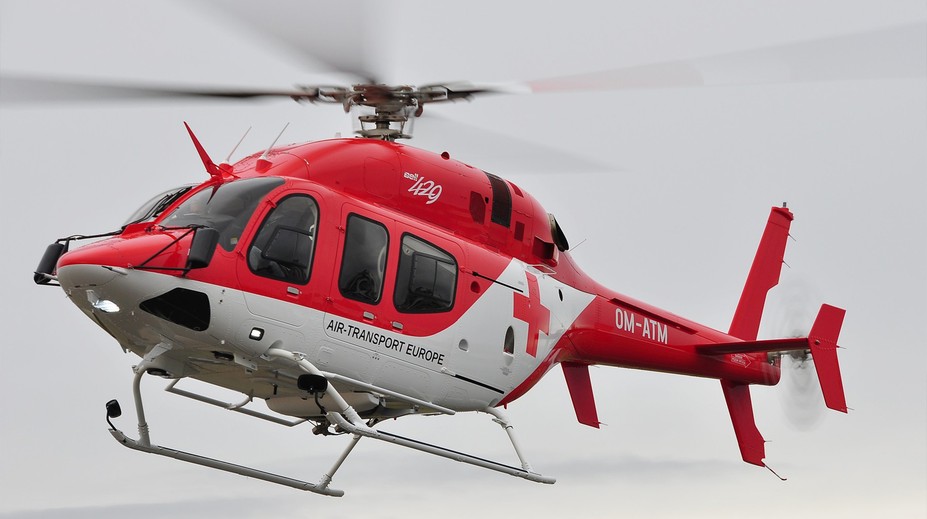 Řidička z neznámých důvodů sjela z dálnice. Pro zraněné dítě letěl vrtulník