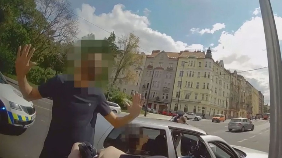 VIDEO: Mladík z jedoucího auta vystřelil u zastávky plné lidí. Zbraň zkoušel, tvrdí