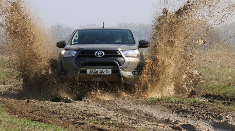 Armáda přebírá první "nesmrtelné" toyoty. Podívejte se, co umí v terénu