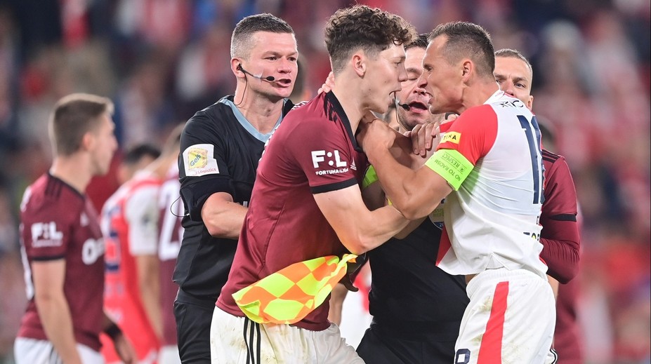 Slavia se kaje. Uznala chyby svých lidí, ale rozhodčí prý zápas nezvládl