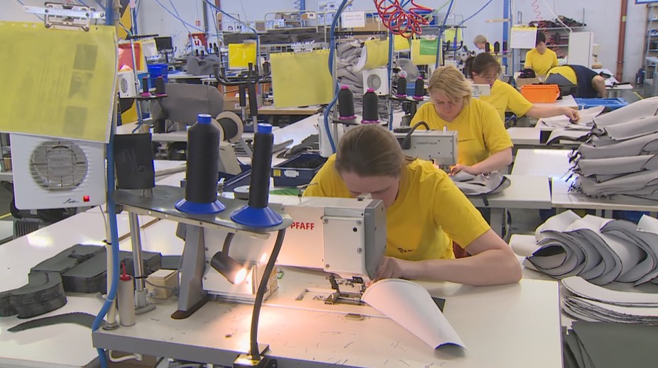 Policie obvinila falešného inženýra. Spolu s komplici připravili lidi o miliony