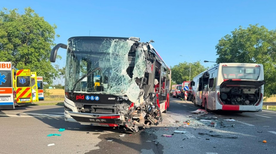 Na Kladensku se srazily dva autobusy. Více zraněných, zasahuje i vrtulník