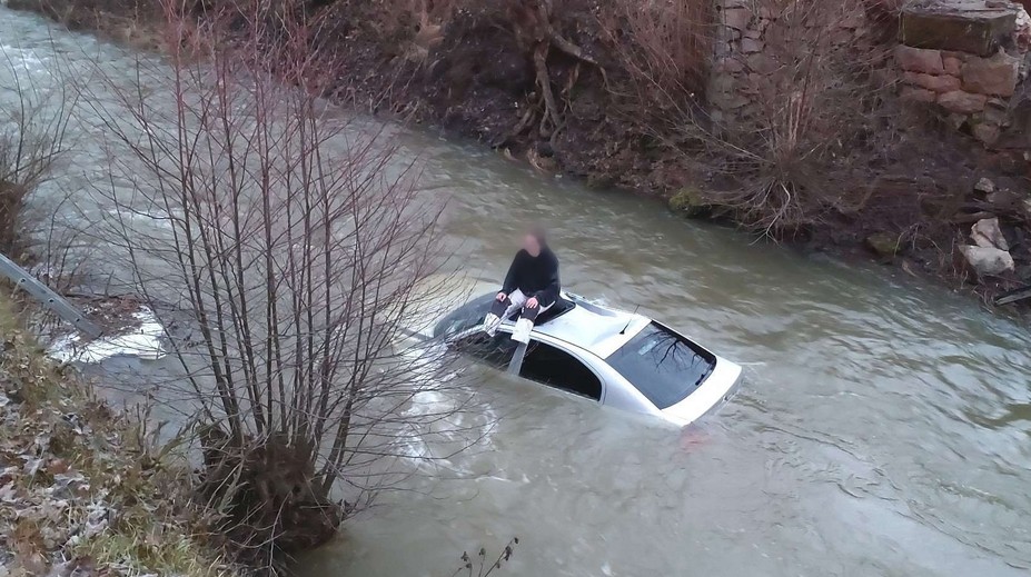 Muž utopil auto v řece. Na záchranu musel počkat na střeše