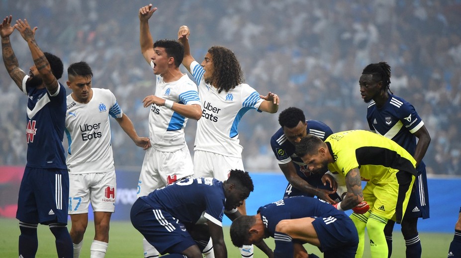 Děsivé scény v Ligue 1. Hráč Bordeaux zkolaboval na hřišti