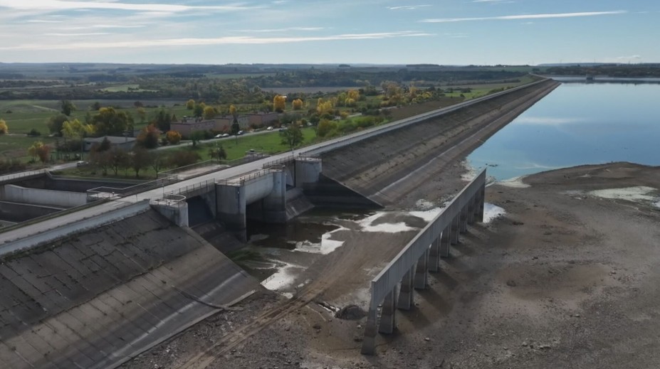 Vodohospodáři snižují hladinu nechranické přehrady. Připravují ji na zimu