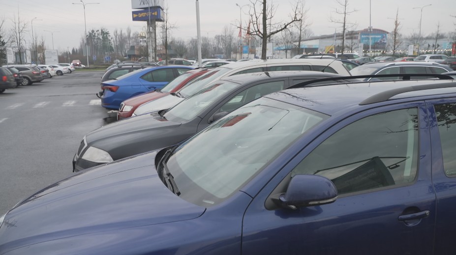 Předvánoční období u obchodních center je krušné. Na parkovištích přibývá nehod