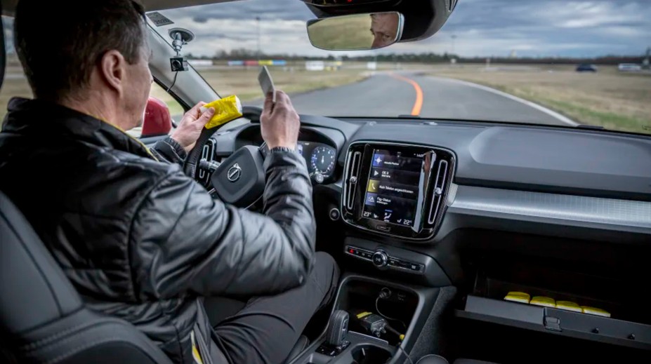 Experti měřili, co nejvíc rozptyluje řidiče. Výsledky jsou překvapivě děsivé
