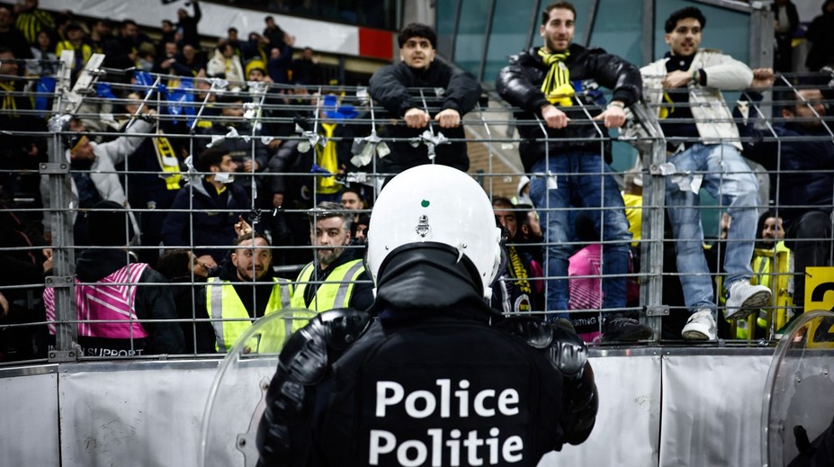 Utkání EL se muselo na 15 minut přerušit. Na tribuně došlo k bitce