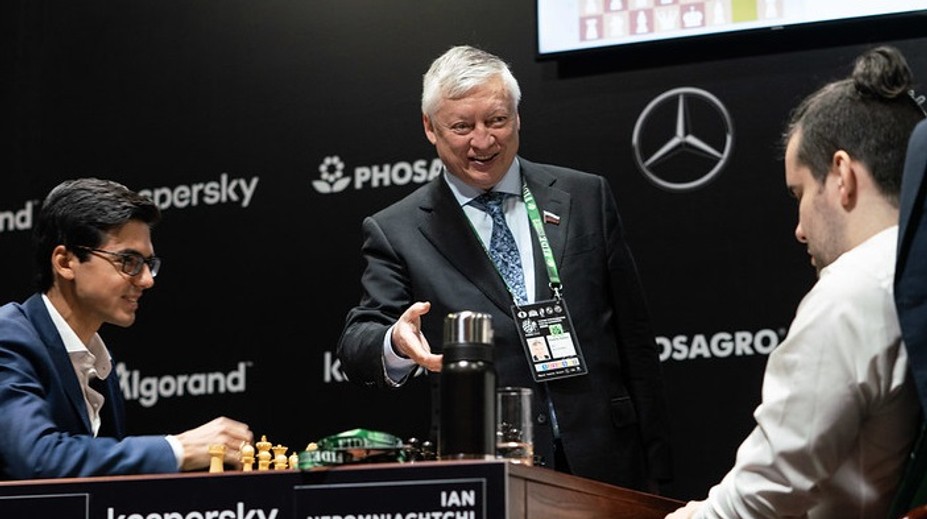 Ruku ti nepodám, pochopila legenda. Šachy se hrají bez roušek a rukavic