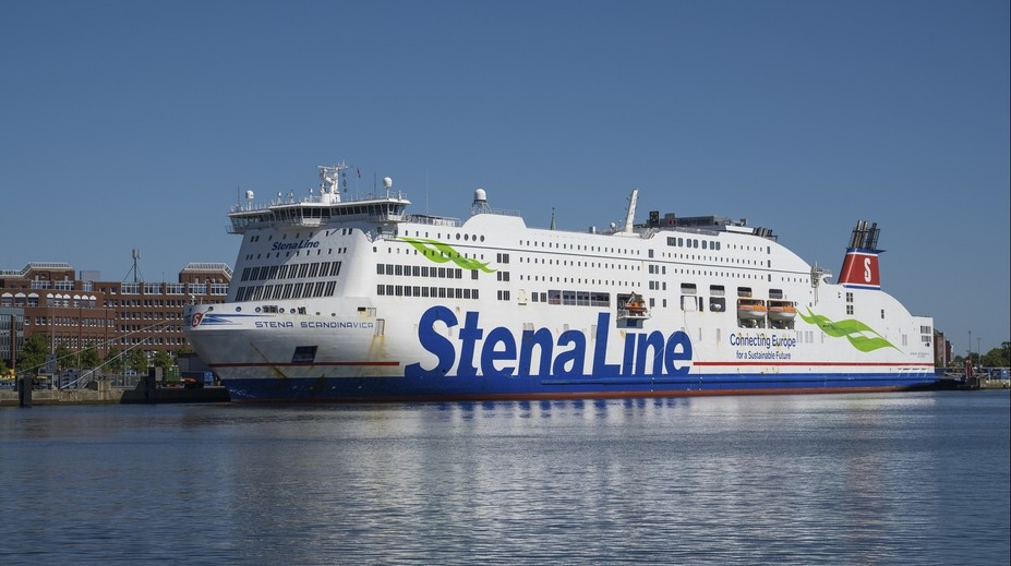 Desítky cestujících uvízly na trajektu a nemohou pryč. Čekáme už osm hodin, zuří