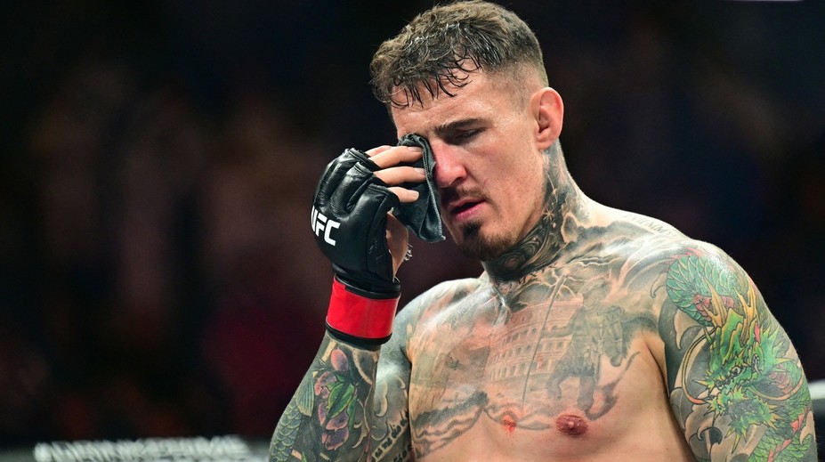 Boj o krále těžké váhy UFC skončil fiaskem. Došlo k nedovolenému úderu
