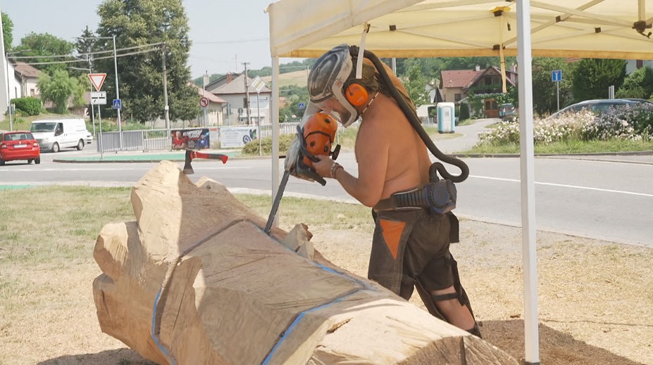 Řezbář tvoří unikátní lavičku. Práci mu komplikuje horké počasí