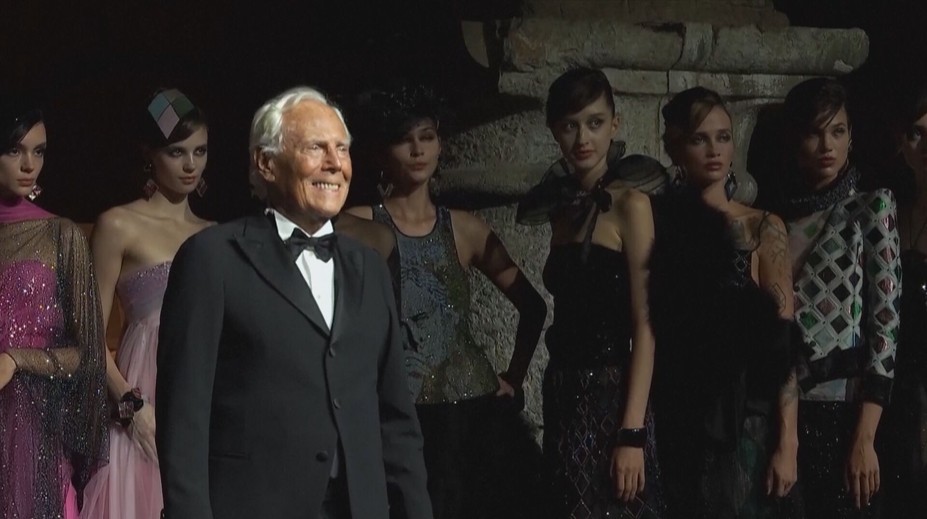 Stovky lidí se loučí s Armanim. Sbohem mu přišla dát i Donatella Versace