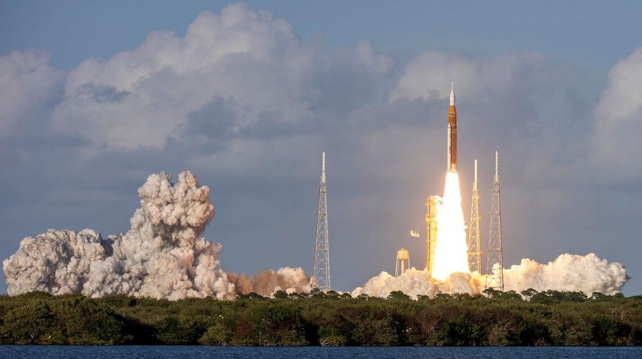 Lidé po půl století odstartovali k Měsíci, zatím ho jen obletí