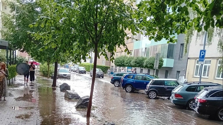 Na jihu Moravy udeřila supercelární bouře. Kroupy mohou mít až 2 cm