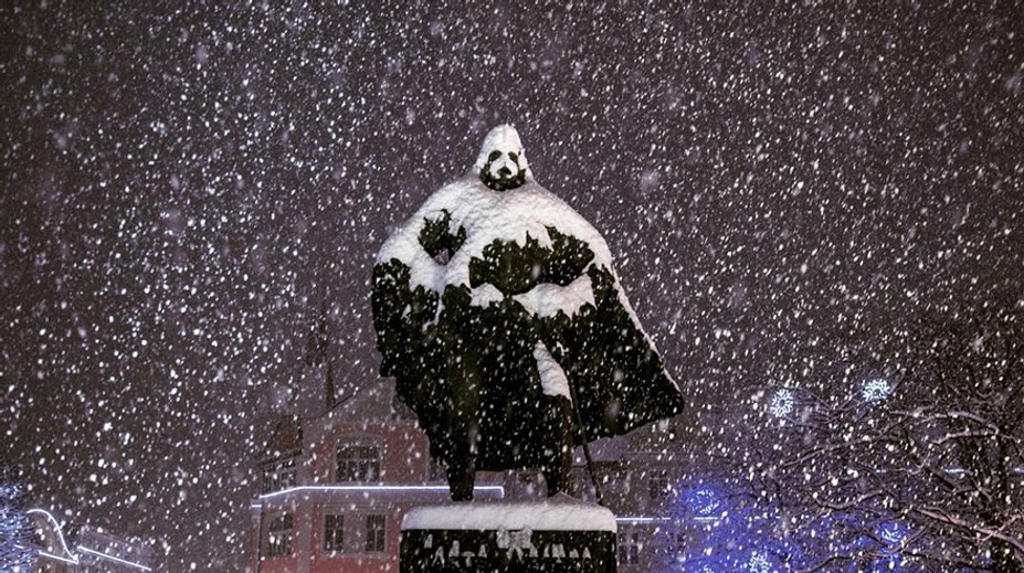 Socha polského hrdiny se mění v Darth Vadera! Stačí, aby napadl sníh
