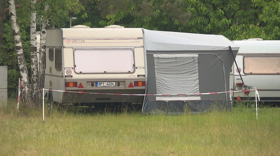 Lidé si oblíbili dovolené v karavanech. Za kurz v autoškole si ale připlatí