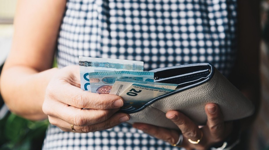 Banka vyzývá lidi, aby měli doma hotovost. Bojí se výpadků platebních systémů