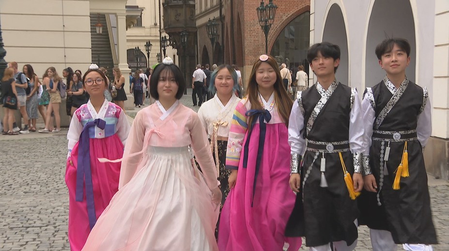 Prahou prošly desítky krojů z celého světa. Začal největší folklorní festival