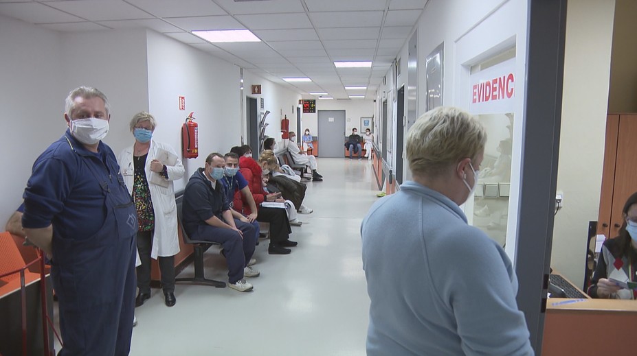 Čekárny zaplnily tisíce pacientů. Řadu z nich trápí problémy po covidu-19