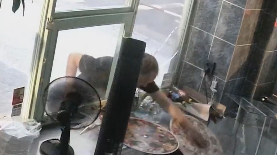 Policie hledá muže, který kvůli pizze rozbil výlohu. Nenajedl se, šlo o atrapu