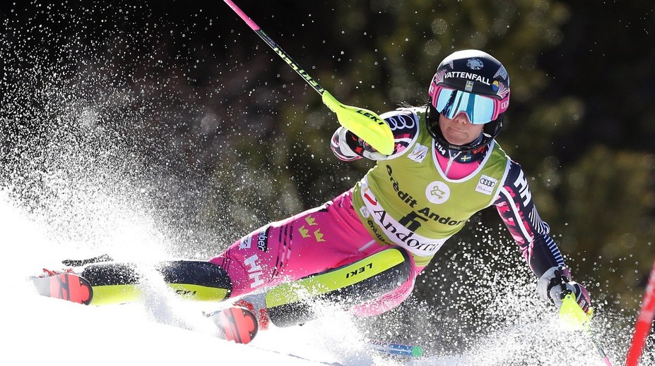Lyžařka Shiffrinová zpátky na vítězné vlně, Vlhová v obřáku spadla