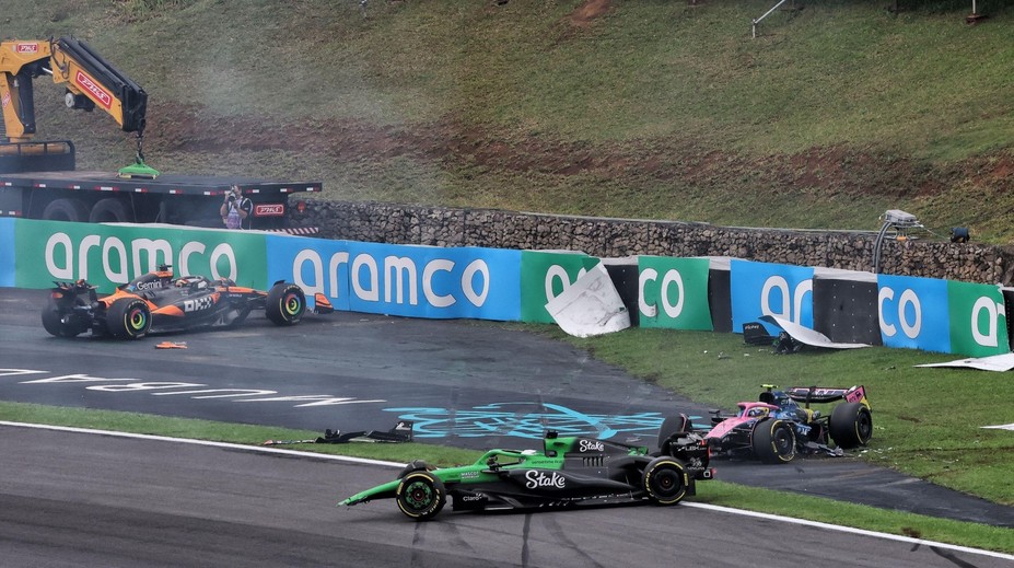 Sprint opanoval Norris, Piastri havaroval. Bortoleto měl vážnou nehodu
