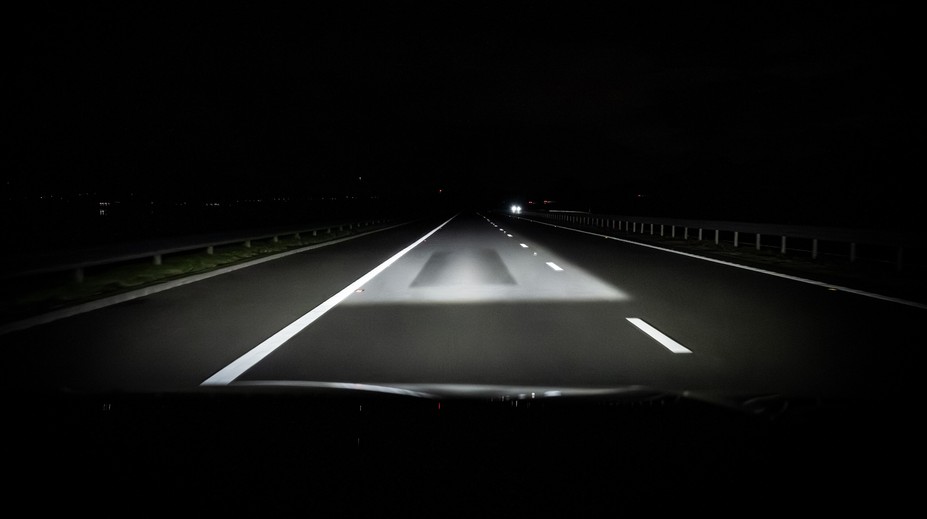 Řidiči si stěžují na oslepující světlomety. Jak předejít nebezpečnému oslnění?