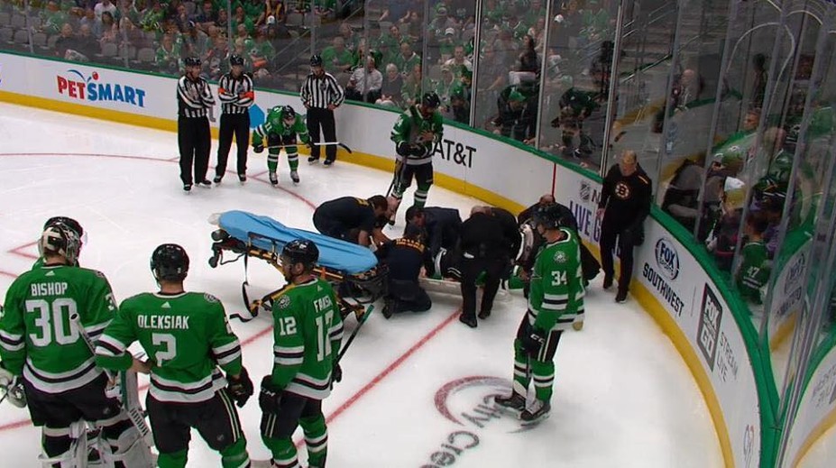 Mrazivá chvíle v NHL: Polák narazil hlavou do hrazení, z ledu ho odvezli