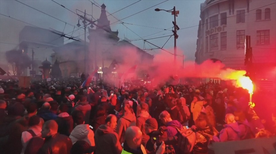 Srbský prezident oznámil rezignaci. Reaguje na protivládní protesty