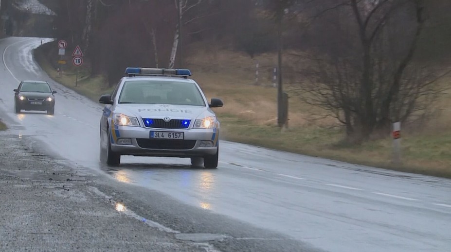 Muž ujížděl před policií na Náchodsku. Nakonec skončil v bažině