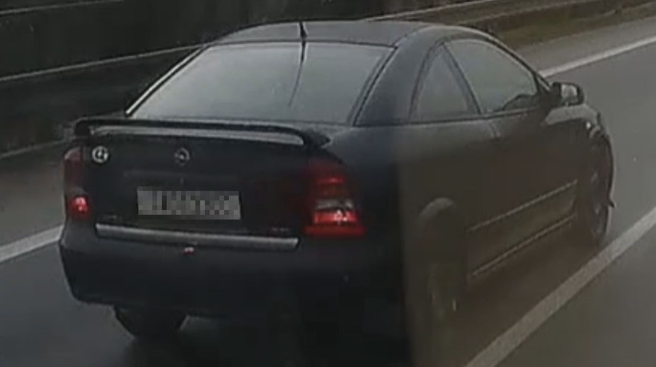 Agresivní řidič za volantem. Hnal se přes plnou čáru, ohrozil několik lidí