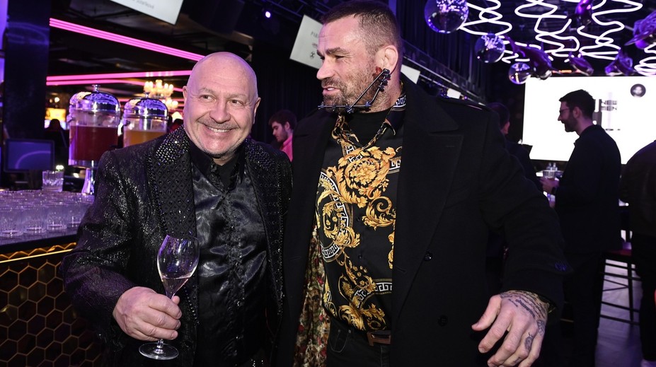 OBRAZEM: Vémola nesedí v koutě. Rozjížděl to na večírku po boku celebrit