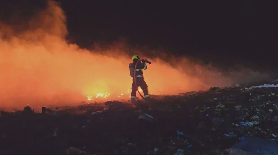 Požár skládky na Brněnsku zranil dva hasiče. Vyhlásili třetí stupeň poplachu
